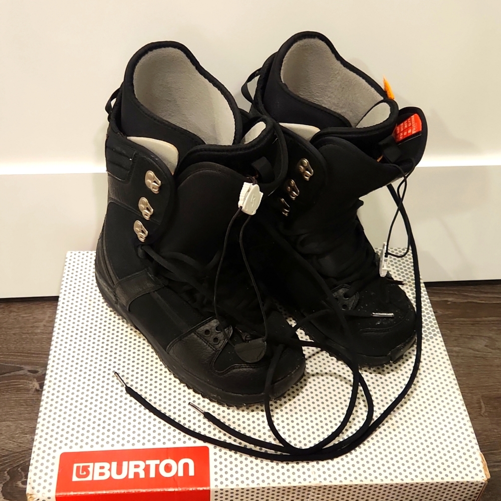 Burton Freestyle Black Snowboard Boots Size 9 Men's with Pair of gloves